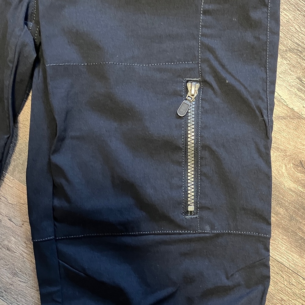 Athleta Black Cropped Cargo Capri Pants - Picture 3 of 8